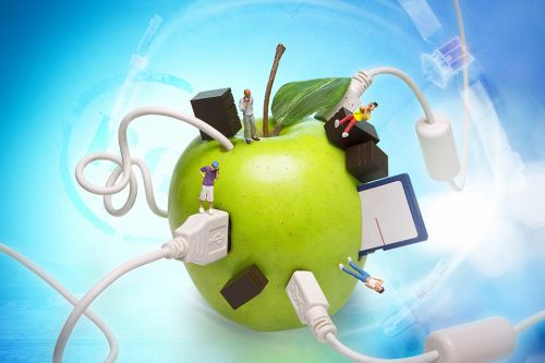 Foto: Apfel mit Kabel